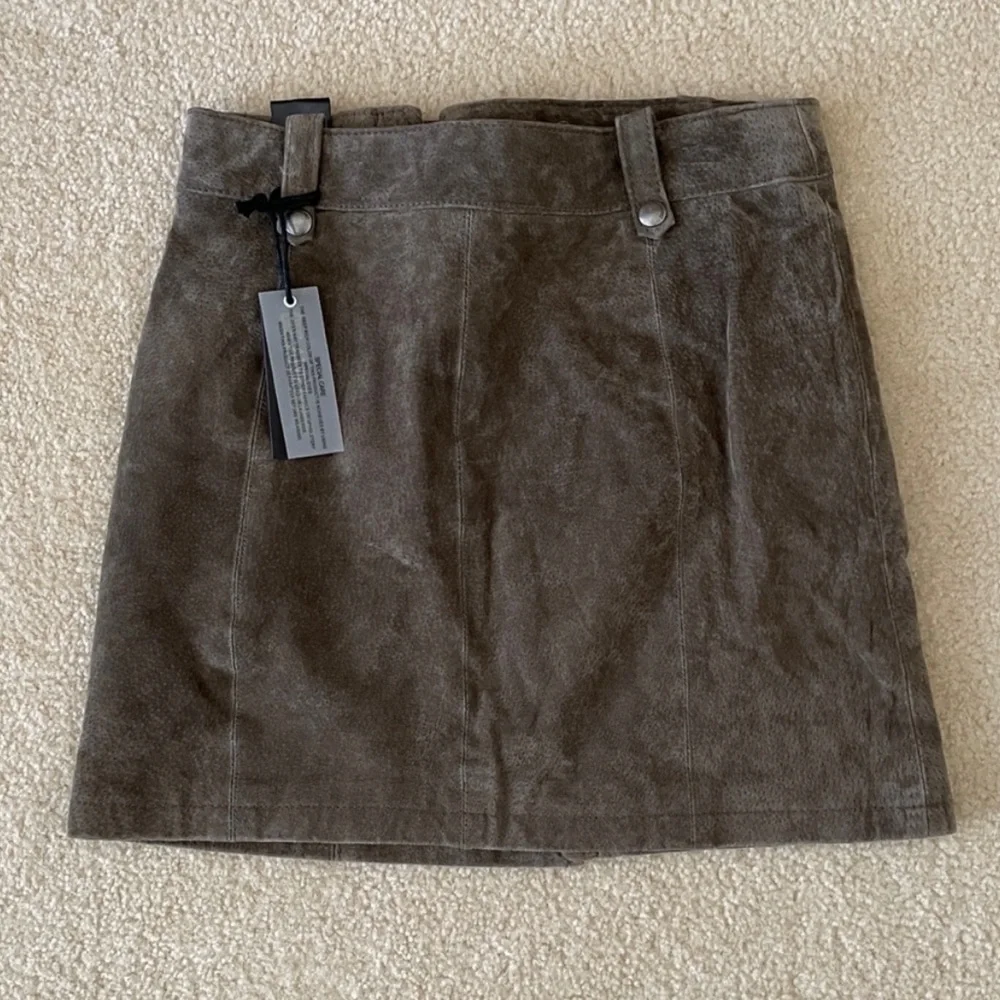 NWT BLANKNYC Women's Zip Suede Miniskirt. Size 26/2. - Picture 4 of 6